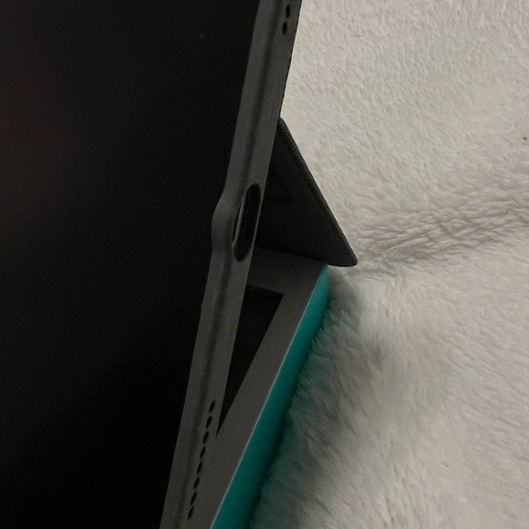 Logitech combo touch iPad Pro 11 inch (1st, 2nd, 3rd generation) keyboard case - Picture 3 of 6